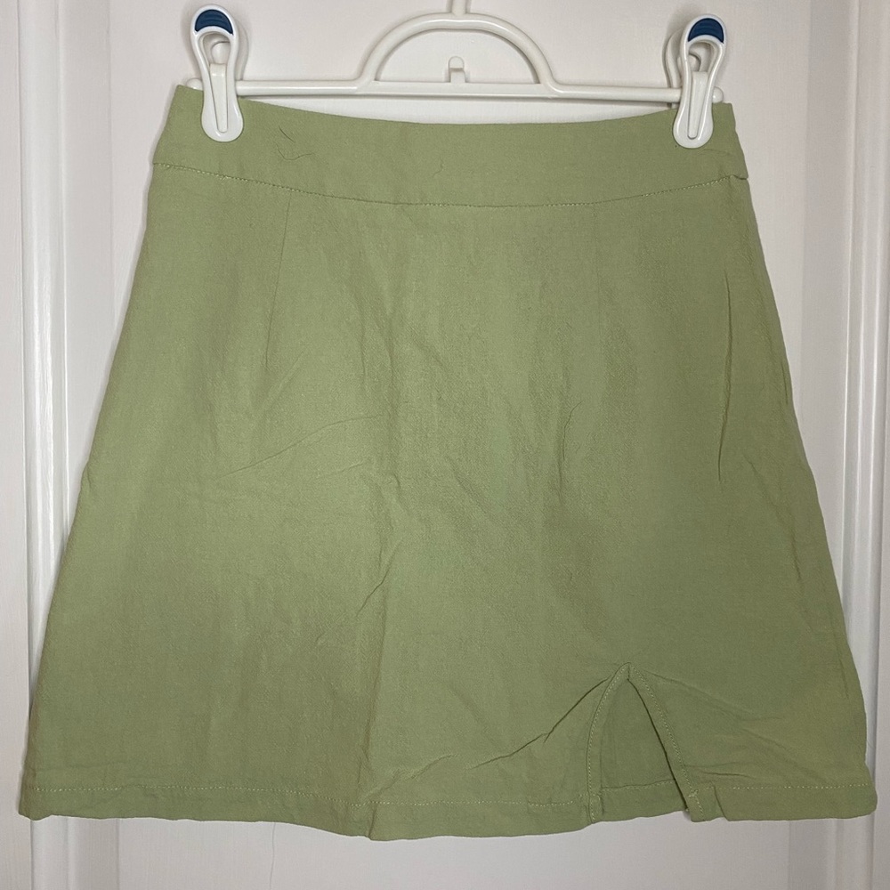 Cute green skirt with little slit. Good for day time, work, night out!
